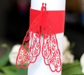 Détail macro du rond de serviette papillon rouge découpé au laser avec motifs ajourés - Rouge Perlé