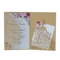Dettaglio dell'invito rosa tagliato al laser con inserti floreali e design elegante - Beige Oro