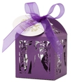 Détail de boîte cadeau violette découpée au laser avec silhouette de mariés et ruban - 5*5cm / Violet foncé