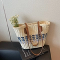 Sac fourre-tout en paille tressée beige et violet avec anses en cuir marron - Bleu