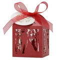 Détail de la boîte à dragées rouge découpée au laser avec silhouette de mariés - 5*5cm / Rouge Perlé