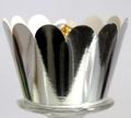 Vista macro di pirottini per cupcake in argento tagliati al laser con eleganti bordi a petalo - 5*5*8CM / Argento Riflettente