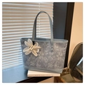 Borsa tote in tela azzurra con motivo floreale, ciondolo a fiore 3D e manici in pelle - Blu