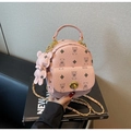 Gros plan sur la texture du cuir rose avec motif ours et fermoir rotatif doré de sac - Rose (Avec Pendentif)