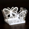 Detailansicht der lasergeschnittenen weißen Gastgeschenkbox mit filigranem Schmetterling - 3.7cm / Weiß