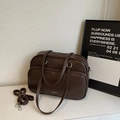 Sac Boston vintage marron foncé avec deux poignées et une bandoulière réglable - Brun Foncé Sans Pendentif