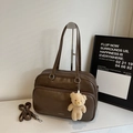 Sac Boston marron foncé en similicuir avec poignées supérieures et breloque ourson - Brun Clair Avec Pendentif