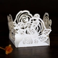 Makroansicht weißer lasergeschnittener Rosen-Cupcake-Förmchen für Hochzeiten - 3,6 cm / Weiß