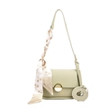 Sac selle élégant vert clair pour femme avec foulard floral et boucles dorées - vert clair
