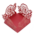 Vue macro d'un emballage en papier rouge découpé au laser avec roses pour dragées de mariage - 3,6 cm / Rouge Perlé