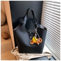 Détail du sac cabas en cuir grainé noir avec un charmant pendentif éléphant coloré - Style Noir (Avec Breloque)
