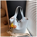 Détail du sac cabas en cuir bleu clair avec charm éléphant dans un décor intérieur - Bleu (Avec Pendentif)