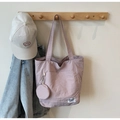 Détail du sac cabas en toile lilas avec un porte-monnaie rond et étiquette tissée - Violet