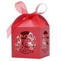 Détail de la boîte à bonbons rouge découpée au laser 'Love You Mom' avec un nœud en organza - 5*5*8CM / Rouge Perlé