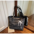 Dettaglio della borsa tote in tweed con fiocco in pizzo bianco e ciondolo di perla - Nero Con Pendente
