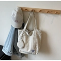 Détail du cabas en nylon beige imperméable avec petit porte-monnaie rond suspendu - Blanc Cassé