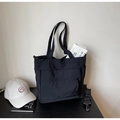 Détail d'un sac cabas en nylon noir avec poche zippée et bandoulière amovible réglable - Noir