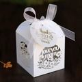 Détail de la boîte à bonbons blanche 'Love You Mom' découpée au laser avec ruban - 5*5*8CM / Blanc (Avec Étiquette de Merci)