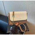 Dettaglio borsa a tracolla tricolore con catena dorata e design elegante - Bianco Sporco