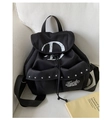Détail du sac à dos en toile noire montrant des rivets métalliques et l'imprimé lettre D - Noir