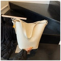 Détail du sac seau blanc en cuir gaufré crocodile montrant la texture et les boucles - Blanc
