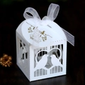 Détail de boîte de mariage découpée au laser avec motif cœur et ruban en satin blanc - 5x5x8CM / Blanc (Avec Étiquette Thank You)