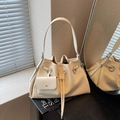 Elegante bolso tote beige de cuero minimalista con diseño de cubo y mini estuche a juego - Blanco Roto