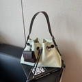 Bolso cubo de cuero crema con correa marrón y mini monedero a juego en el lateral - verde claro