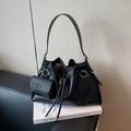 Bolso tipo cubo minimalista de cuero negro con anilla plateada y un pequeño monedero extra - Negro
