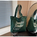 Minimalistische donkergroene canvas shopper met Sunday Tender Care witte grafische tekst - Groen