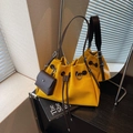 Bolso tipo cubo amarillo con correa marrón y bolsa lateral pequeña en interior chic - Amarillo