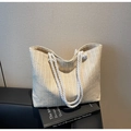 Détail du sac cabas en paille beige avec poignées en corde de coton blanc nouées - Blanc Cassé