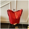 Sac seau rouge à texture crocodile élégant avec bandoulière réglable pratique - Rouge