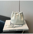 Bolso saco blanco chic con textura trenzada y correa de cadena plateada para mujer - Blanco