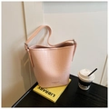 Sac seau rose à motif crocodile avec bandoulière réglable pour un style urbain chic - Rose