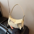 Sac bandoulière beige minimaliste texture grainée style motard rétro avec détails argentés - Jaune