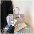 Détail du sac à main violet clair à motif crocodile avec breloques de tulipes blanches - Avec Pendentif / Violet