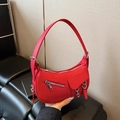 Sac à épaule rouge en cuir grainé style motard avec boucles et finitions argentées - Rouge