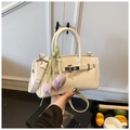 Détail du sac à main crème à motif crocodile avec fermoir argenté et foulard tulipe - Avec Pendentif / Blanc Cassé