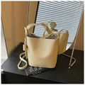 Sac seau jaune vif avec texture litchi et bandoulière réglable en argent - Jaune