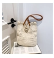 Detalle de bolso de punto con diseño de ganchillo y asas de cuero marrón para mujer - Blanco
