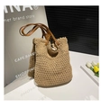 Detalle de bolso tejido beige mostrando textura de ganchillo y correas de cuero marrón - Caqui