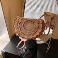Schicke gewebte Stroh-Satteltasche mit Naturmuster und braunem Leder-Schulterriemen - Khaki