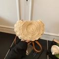Schicke beige gehäkelte runde Satteltasche mit gewelltem Rand und Lederriemen - Cremeweiß