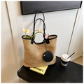 Détail d'un sac cabas en paille tressée avec bordure en cuir noir et pochette ronde - Noir
