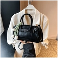 Sac à main élégant noir motif crocodile avec breloque tulipe et fermoir pivotant - Avec Pendentif / Noir