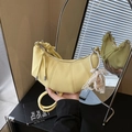 Sac demi-lune jaune citron avec texture litchi et charmant pendentif perlé - Jaune avec Pendentif
