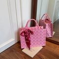 Rosa Tragetasche mit traditionellem Xi-Muster-Jacquard und dekorativem rotem Seidenband - Rosa Klein