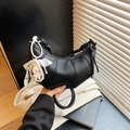 Sac demi-lune noir texture litchi avec poignée nouée et charmant pendentif - Noir avec pendentif