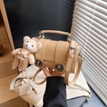 Elegante borsa a cilindro beige con doppi bottoni metallici e ciondolo a forma di orso - Cachi con Pendente